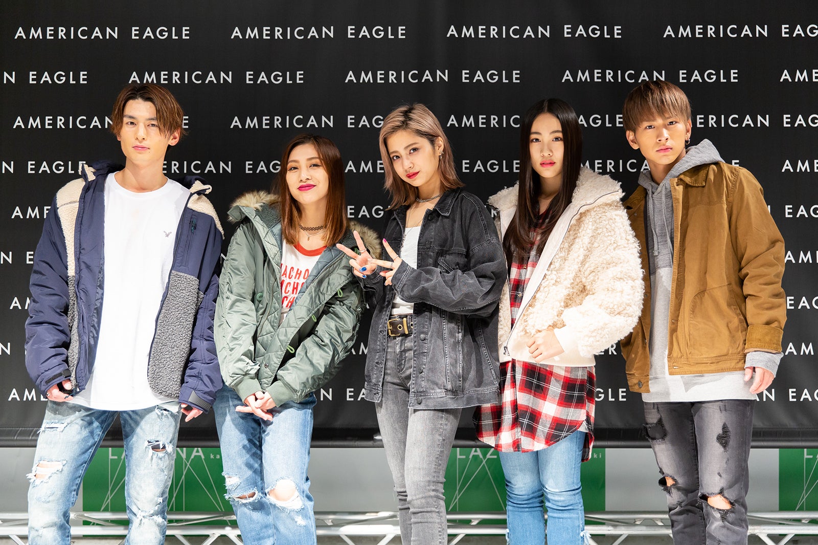 lol（左から）小見山直人、honoka、hibiki、moca、佐藤友祐（画像提供：avex）