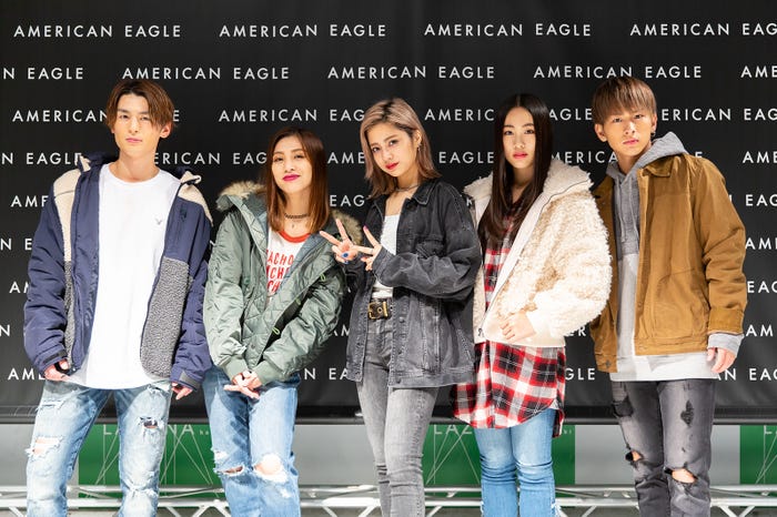 lol(左から)小見山直人、honoka、hibiki、moca、佐藤友祐(画像提供:avex)