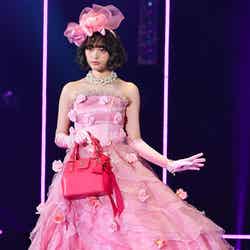 「Maison de FLEUR」ステージではピンクドレスを着用！（C）モデルプレス