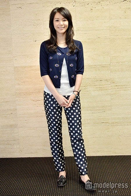 知花くらら【衣装】カーディガン、パンツ：「エスカーダ」／ロングネックレス、ショートネックレス、ターコイズブレスレット、レザーブレスレット、カフバングル：「MIZUKI」