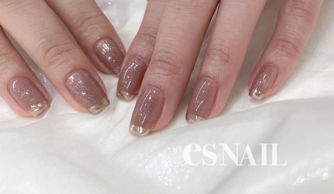 季節感のあるシアーグレージュ×シルバー（画像提供：esNAIL）