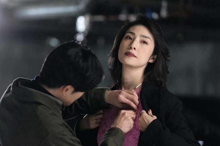 松下洸平、天海祐希「合理的にあり得ない~探偵・上水流涼子の解明~」第1話より(C)カンテレ