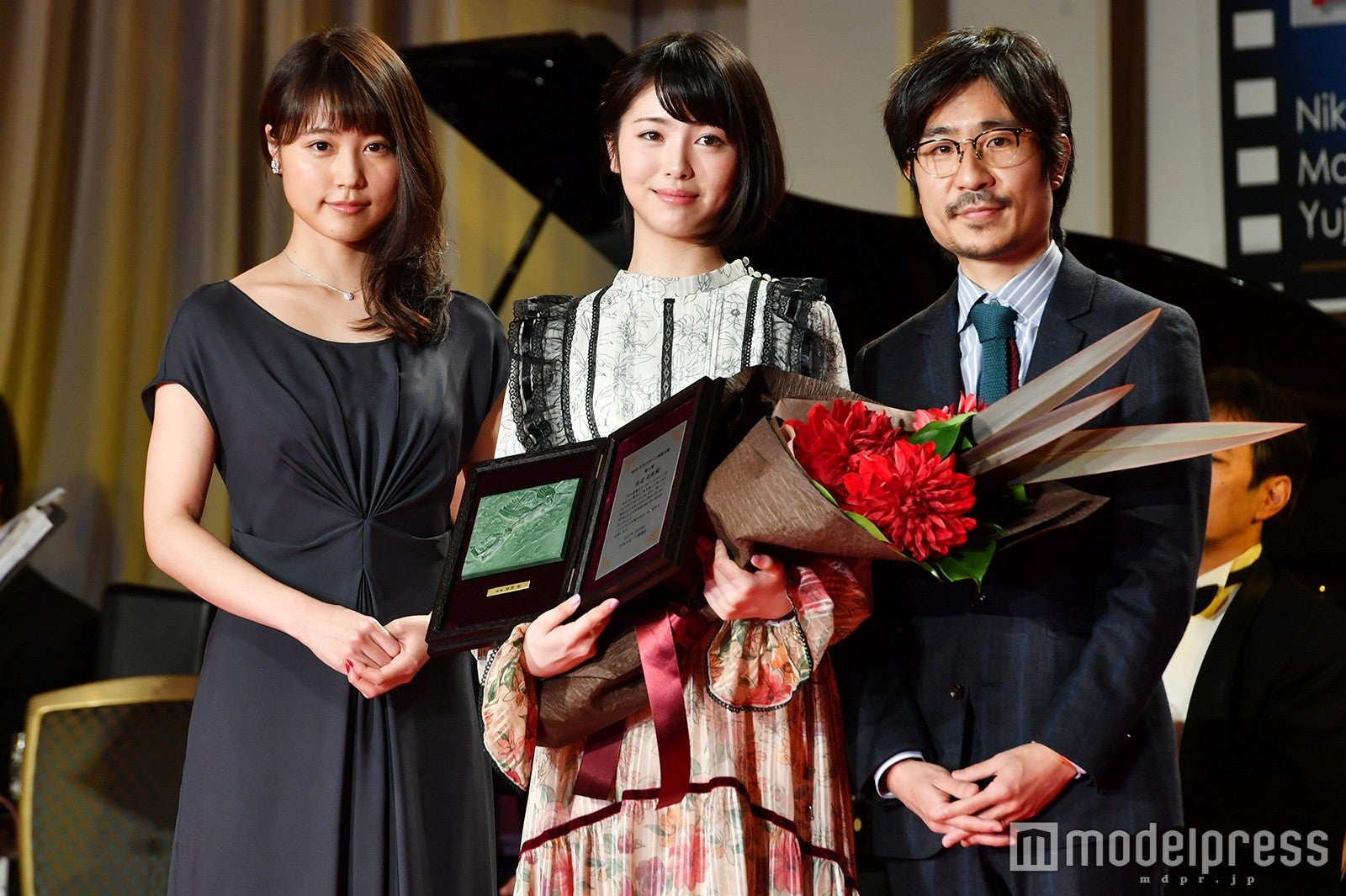 有村架純、浜辺美波、月川翔監督（C）モデルプレス