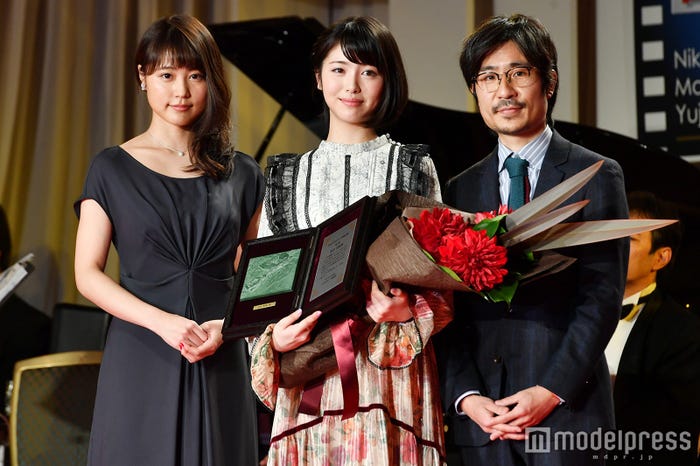 有村架純、浜辺美波、月川翔監督(C)モデルプレス