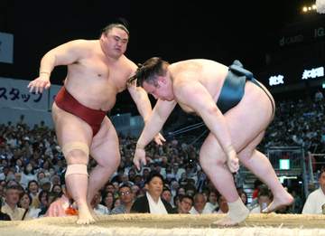 安青錦が7勝目も今後へ不安 転倒時に左足負傷か 足引きずり、土俵に手を付く場面も 大関復帰まであと3勝