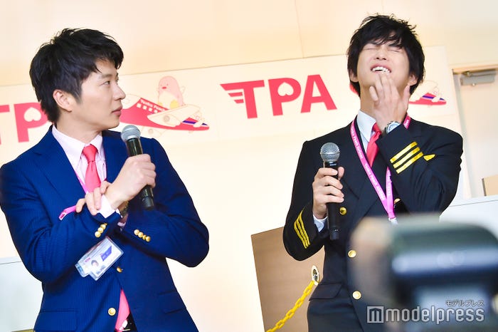 あごにマイクをぶつけた千葉雄大に「わざと?」と疑惑の目を向ける田中圭 (C)モデルプレス