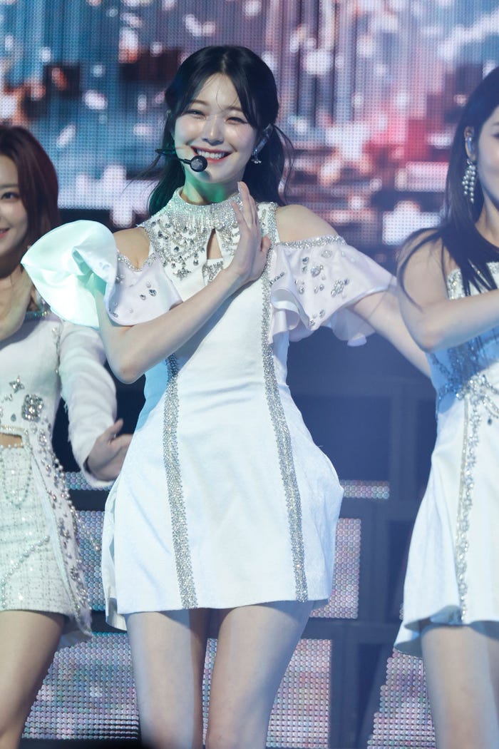 JIHEON(P)&(C)PLEDIS Entertainment