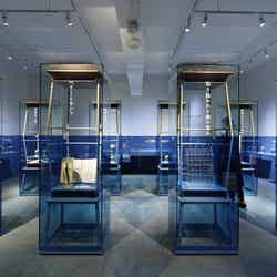 ふじのくに地球環境史ミュージアム/学習机を再利用したケースが並ぶ展示室「ふじのくにの海」(撮影:ナカサ&パートナーズ)/画像提供:丹青社