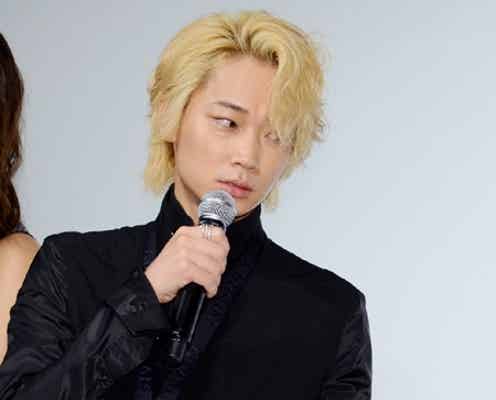 綾野剛、自身の過去に笑いこらえきれず「笑うって楽しい」