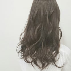 旬のヘアカラー アッシュグレー で 透明感ある外国人風ヘアに モデルプレス