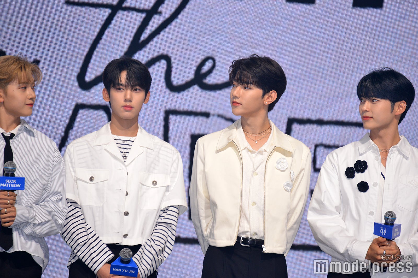 目を見合わせるZEROBASEONEメンバー／ソク・マシュー、ハン・ユジン、ジャン・ハオ、ソン・ハンビン（C）モデルプレス