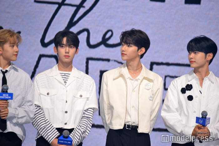目を見合わせるZEROBASEONEメンバー/ソク・マシュー、ハン・ユジン、ジャン・ハオ、ソン・ハンビン(C)モデルプレス