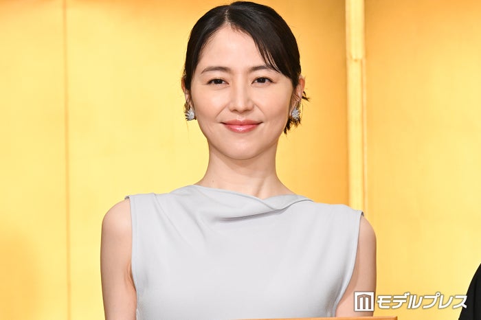 長澤まさみ、美脚ショットに視線集中「色っぽい」「存在感がすごい」