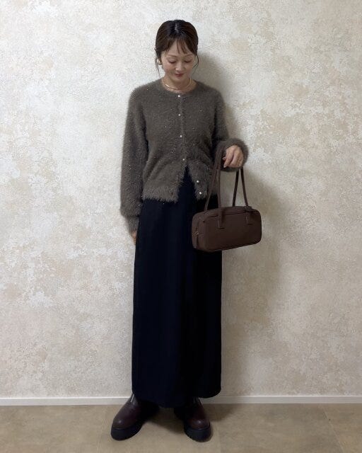 GUシャイニークルーネックカーディガン GUシャイニークルーネックカーディガンと黒タイトスカートコーデ