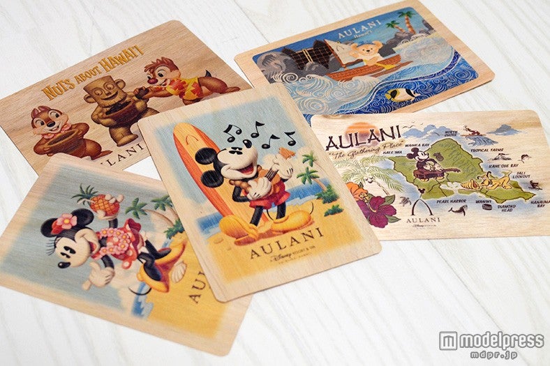 100％コアの木を使ったポストカード1枚＄6（ダッフィーの柄のみ＄5）