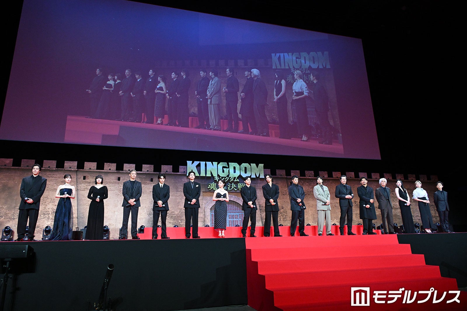 （左から）要潤、山下美月、蒔田彩珠、玉木宏、神尾楓珠、志尊淳、橋本環奈、吉沢亮、山崎賢人、小栗旬、山田裕貴、豊川悦司、坂口憲二、佐藤浩市、三吉彩花、佐久間由衣、佐藤信介監督（C）モデルプレス