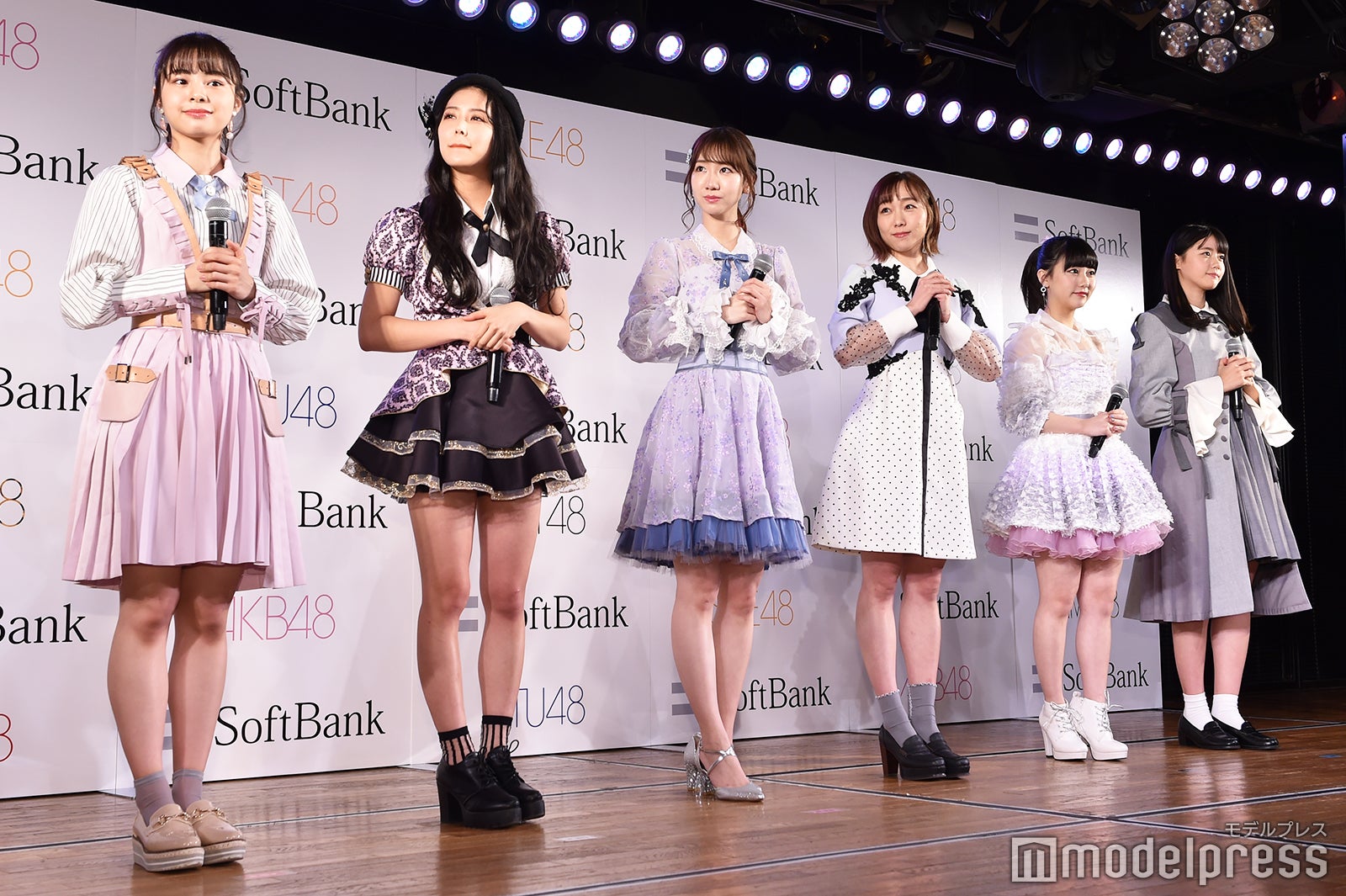 （左から）NGT48本間日陽、NMB48白間美瑠、AKB48柏木由紀、SKE48須田亜香里、HKT48田中美久、STU48瀧野由美⼦（C）モデルプレス
