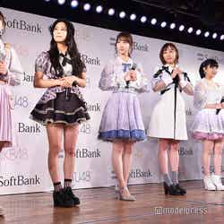 （左から）NGT48本間日陽、NMB48白間美瑠、AKB48柏木由紀、SKE48須田亜香里、HKT48田中美久、STU48瀧野由美⼦（C）モデルプレス