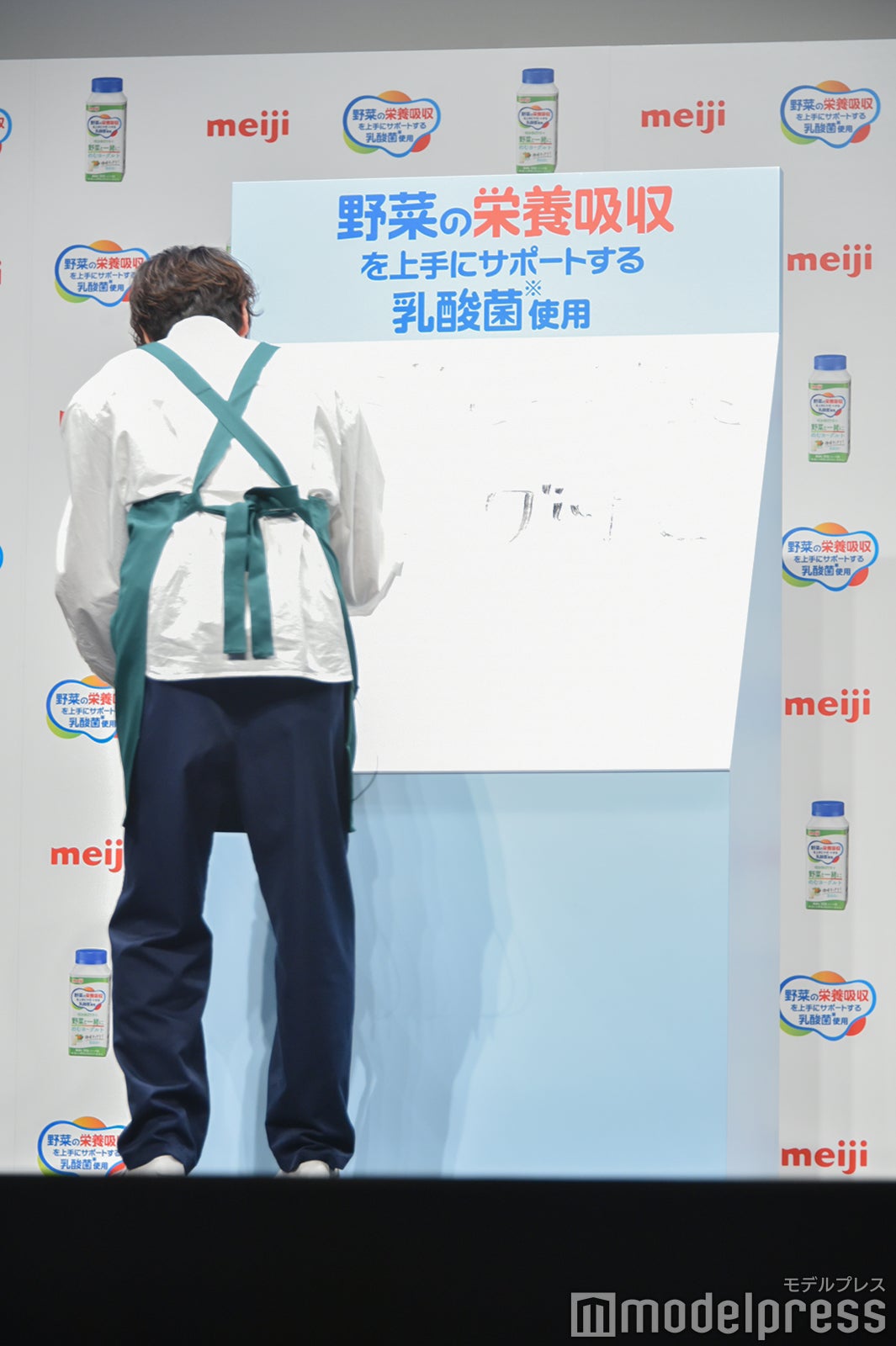 ボードにメッセージを書く小関裕太（C）モデルプレス