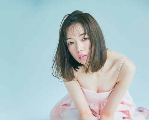 佐藤栞里、キャミワンピ姿で胸元チラリ レギュラーモデル9年目で「ar」初表紙抜擢