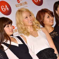 E-girls（左より）藤井夏恋、鷲尾伶菜、Ami、Aya、Shizuka