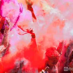 「Color Me Rad」広島に初上陸 日本発の赤パウダーで盛り上がる/画像提供:テレビ朝日ミュージック