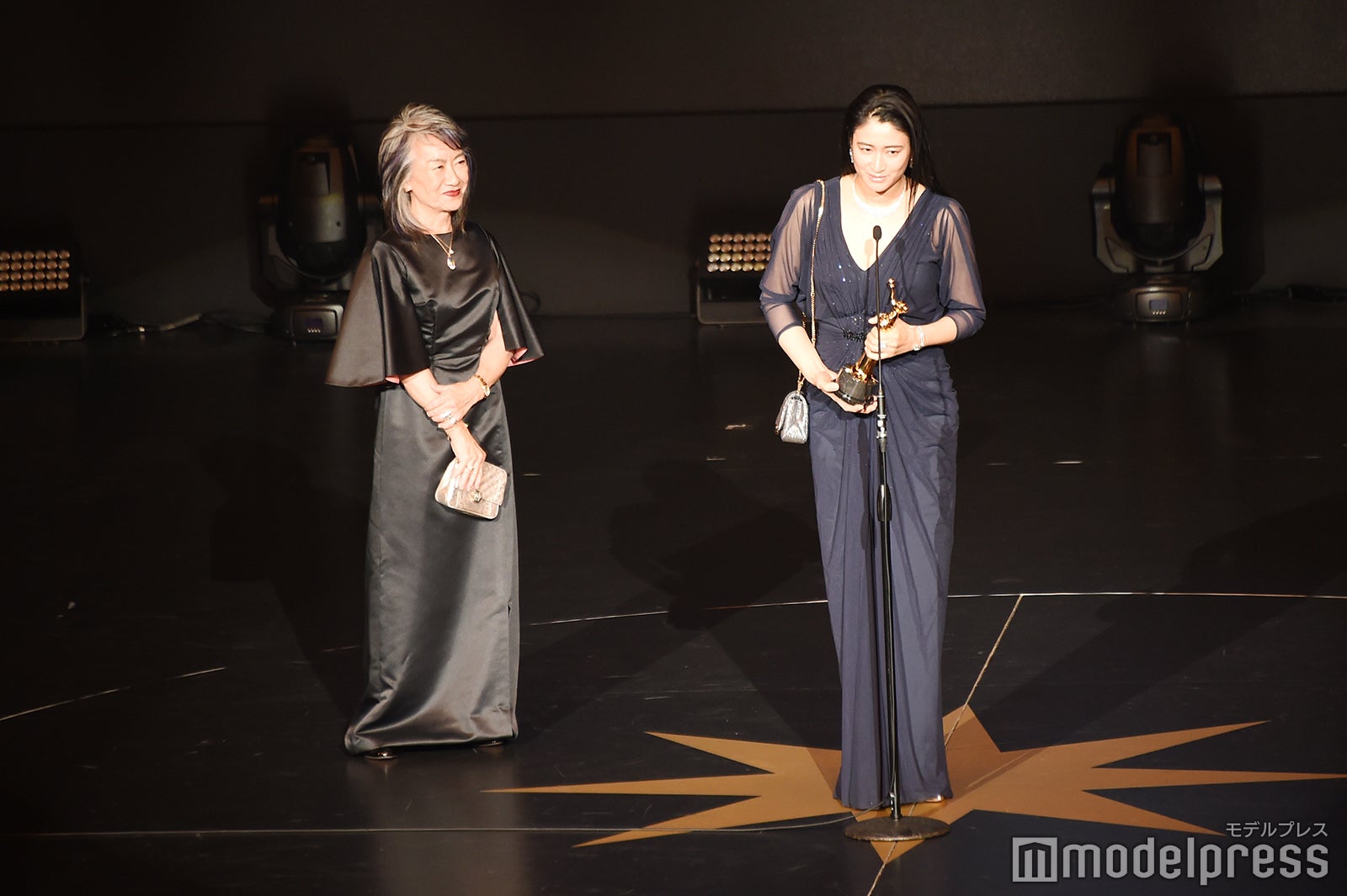 （右）小雪（C）モデルプレス