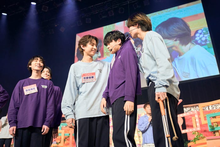 大縄で失敗した武田創世を掴む竹野世梛&中村旺太郎(C)テレビ東京