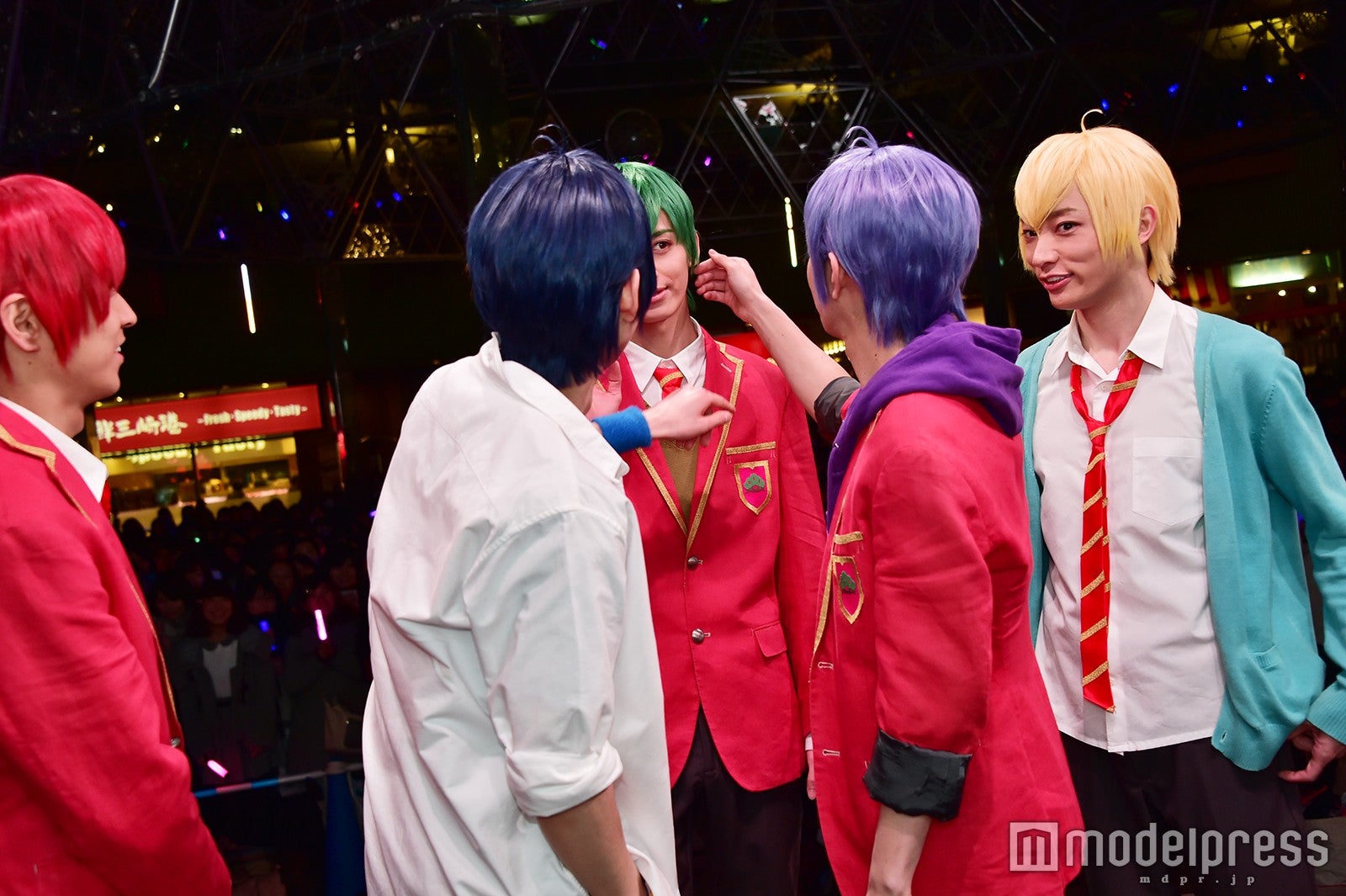 チョロ松（小野健斗）のヘアスタイルを整える（C）モデルプレス