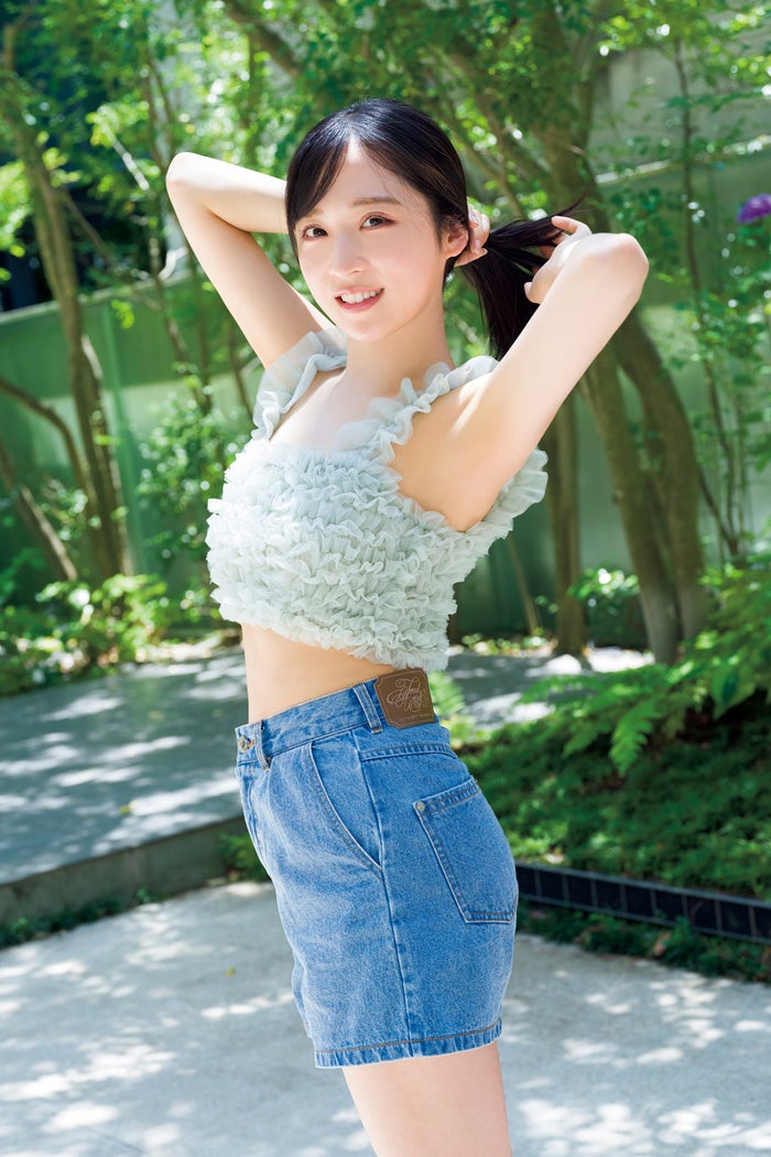 AKB48小栗有以、夏らしい爽やかコーデで美ウエスト披露