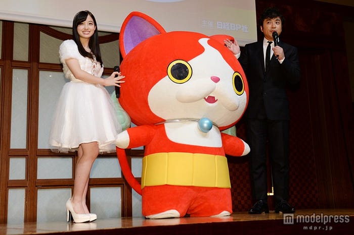 (左から)橋本環奈、ジバニャン、ムロツヨシ