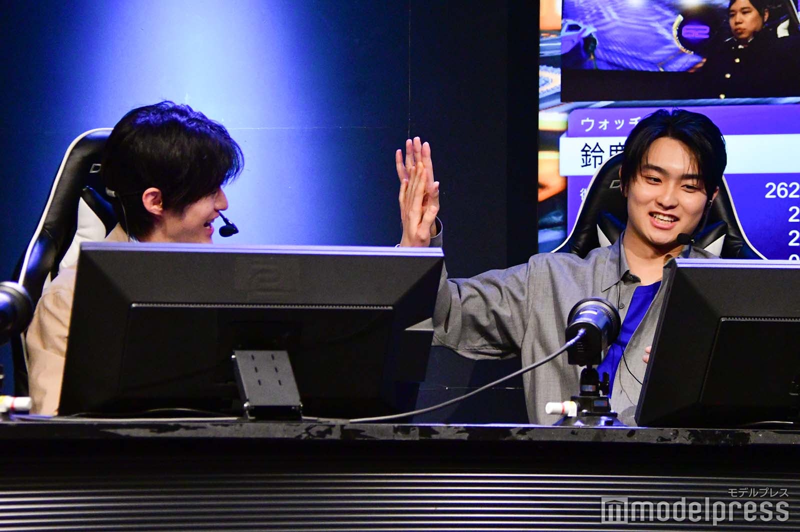 せいやに勝利しハイタッチをする鈴鹿央士、奥平大兼（C）モデルプレス