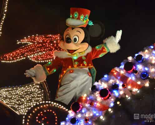 ミッキーがクリスマスコスチュームにチェンジ 夜のパレードをロマンティックに演出