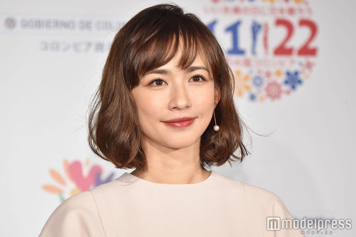 ミディアムヘアの優木まおみ(C)モデルプレス