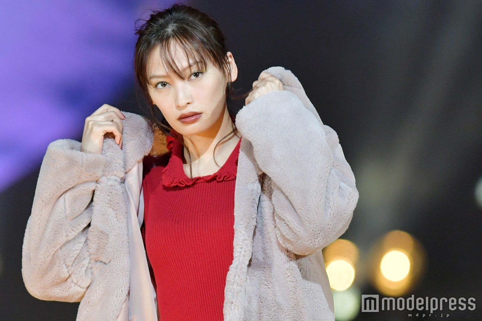 大政絢の美しさにうっとり…赤リップで大人の魅力＜TGC広島2017＞