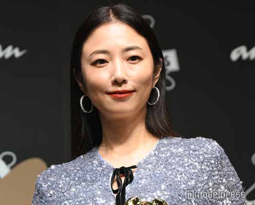 MEGUMI、シルバードレスで美ボディライン際立つ「女性の皆さんにエールを送りたい」エンパワメント部門受賞に喜び【anan AWARD 2024】