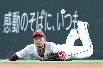 広島守備陣がまさかの“お見合い”で逆転許す 試合前まで防御率0.50のハーンが八回に3失点
