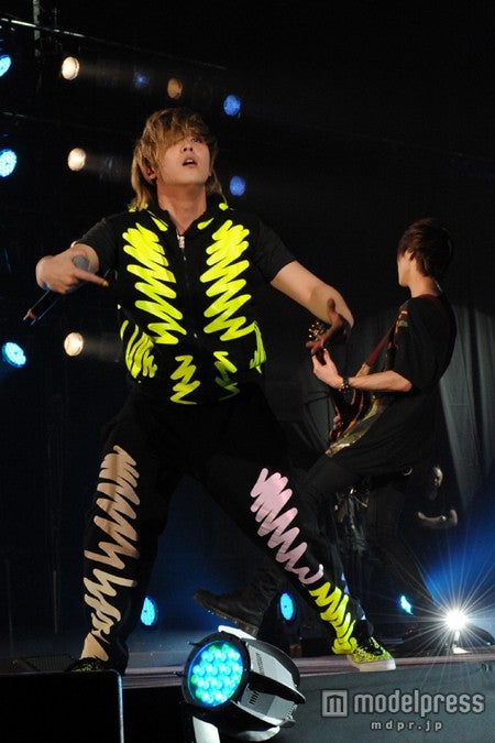 左から：ボーカルのイ・ホンギ、ギターのソン・スンヒョン