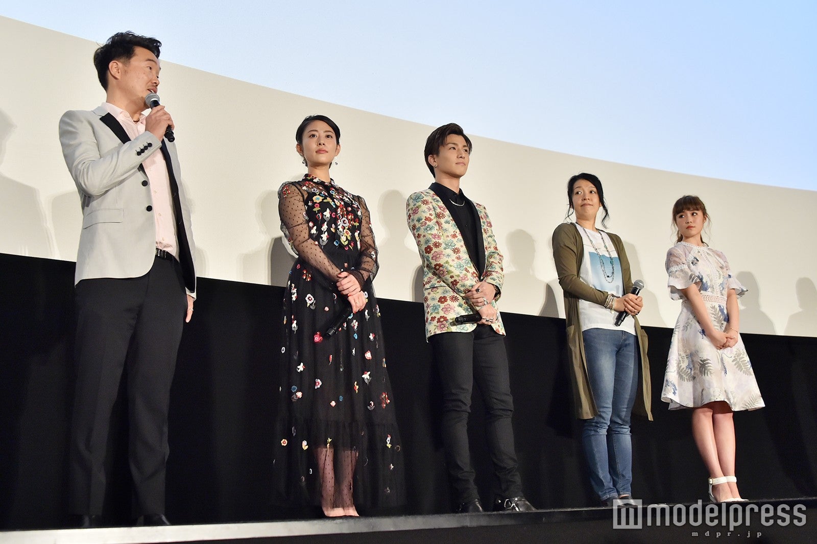 （左から）三木康一郎監督、高畑充希、岩田剛典、有川浩氏、鷲尾伶菜（C）モデルプレス
