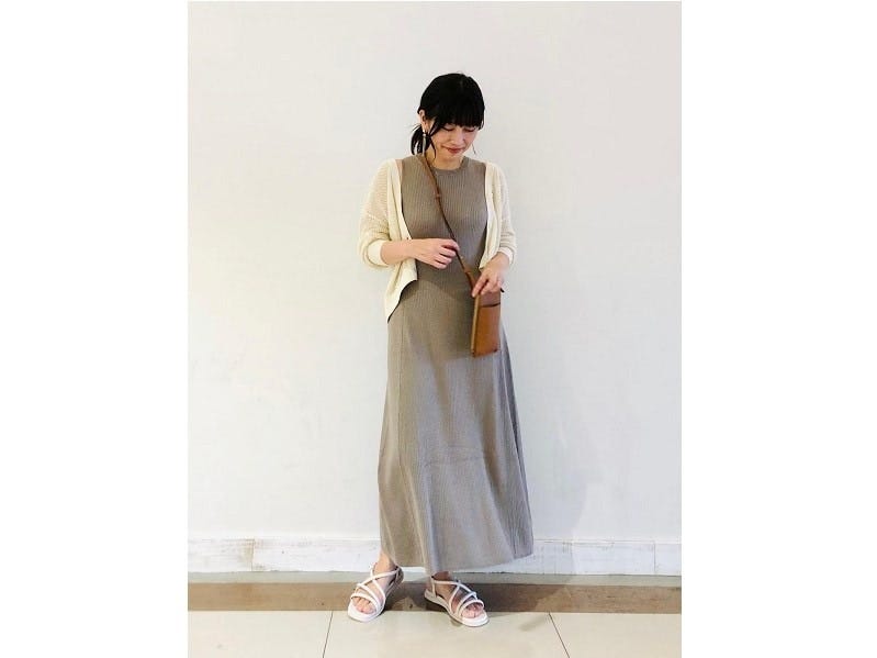 首のつまったノースリーブワンピースは体温調整もしやすくて◎　出典：StyleHint
