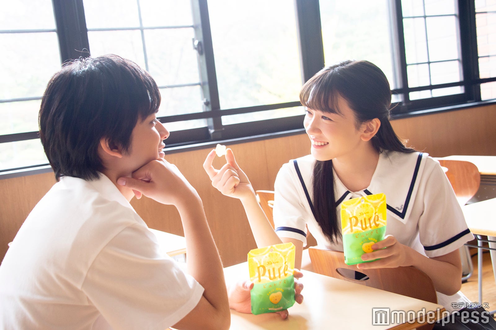 「あ～ん」と食べさせ合う（C）モデルプレス