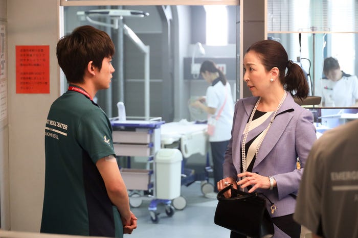 北村匠海、真矢ミキ「ナイト・ドクター」第3話より(C)フジテレビ