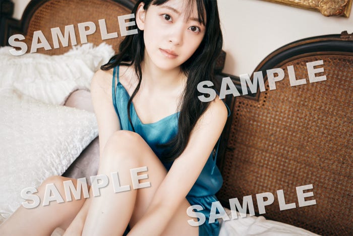 「堀未央奈卒業記念フォトブック」紀伊國屋書店通常版 限定ポストカード(C)主婦と生活社