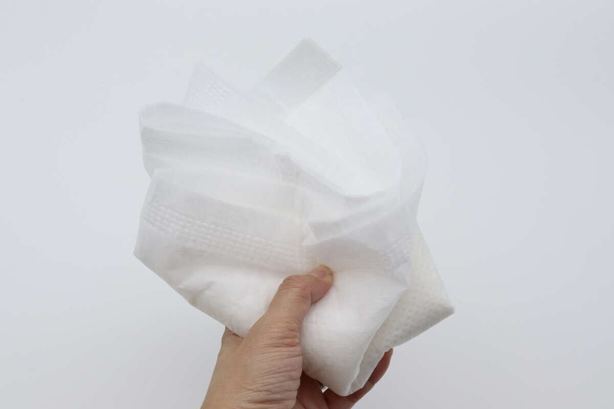 ダイソーの水が滴らない災害対策用吸水シート