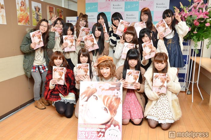 来場ファンと記念撮影を行うくみっきー