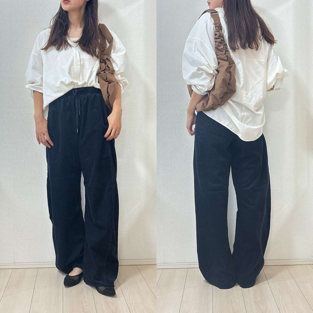 白シャツと黒いバレルパンツを着用した女性のきれいめカジュアルコーデ