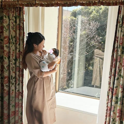 2月に第1子出産の37歳女優、産後の辛さを告白「長時間座れないので、横になれる時間を増やすしかない」