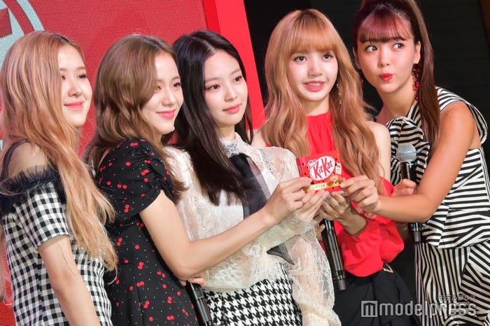 BLACKPINK(左から:ROSE、JISOO、JENNIE、LISA)、藤田ニコル(にこるん) (C)モデルプレス
