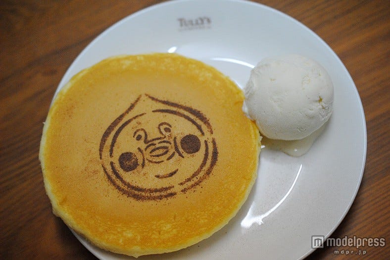 “こびとパンケーキ”ゆるかわ笑顔に癒やされる