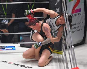 話題の美女格闘家、ケイト・ロータスが地元神戸で復活星！米強豪ペレスを圧倒判定3-0勝利 決めきれず反省「可愛いだけじゃダメですね、本当に」も王座戦線へ名乗り